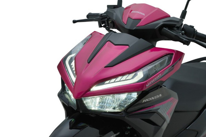 Ngoài ra còn có bảng đồng hồ LCD hiện đại, cùng hệ thống đèn LED toàn diện. Xe có dung tích bình xăng 5,5 lít, trọng lượng 112 kg và chiều cao yên 769 mm, phù hợp với nhiều đối tượng người dùng.