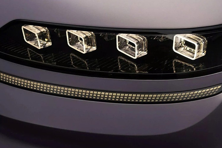 Trong khi đó, khu vực ngoại thất của xe được áp dụng ngôn ngữ thiết kế hoàn toàn mới, khác biệt rõ rệt so với dòng Hyundai Ioniq. Ở khu vực phía trước, xe không có lưới tản nhiệt mà được trang bị dải đèn LED định vị ban ngày lấy cảm hứng từ pha lê và tích hợp hình số “8” vốn được coi là mang lại may mắn trong văn hóa Trung Quốc.