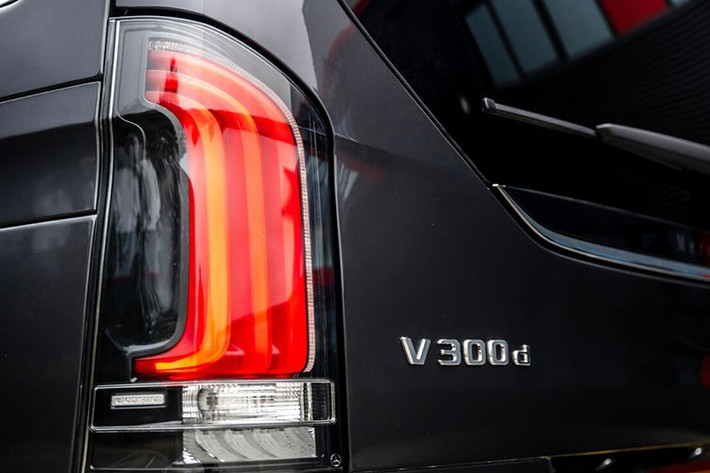 Mercedes-Benz V 300 Avantgarde sở hữu chiều dài 5.140 mm, trục cơ sở 3.200 mm. Phiên bản V 300 AMG: dài 5.390 mm, trục cơ sở 3.430 mm. Cả hai cùng rộng 1.928 mm và cao 1.910 mm, tạo không gian rộng rãi bậc nhất phân khúc.