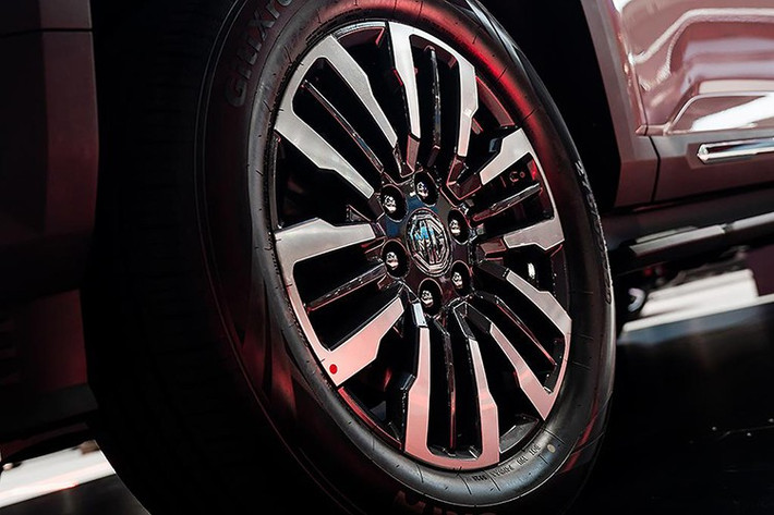 Đặc biệt, phiên bản cao cấp Explore Pro sở hữu hệ thống MG Smart Hatch, cho phép mở rộng khoang chở hàng qua cửa giữa gập được và cửa sổ sau trượt.