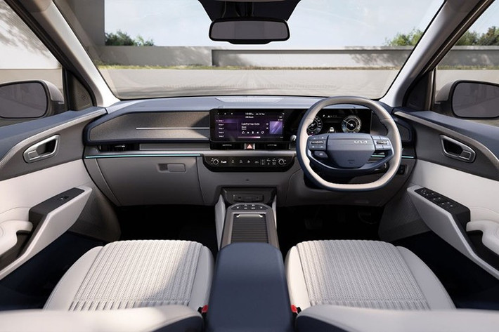 Không gian nội thất của xe được thiết kế theo phong cách hiện đại với hai màn hình kỹ thuật số có tổng kích thước 26,62 inch, bao gồm bảng đồng hồ sau vô-lăng và màn hình trung tâm giải trí.