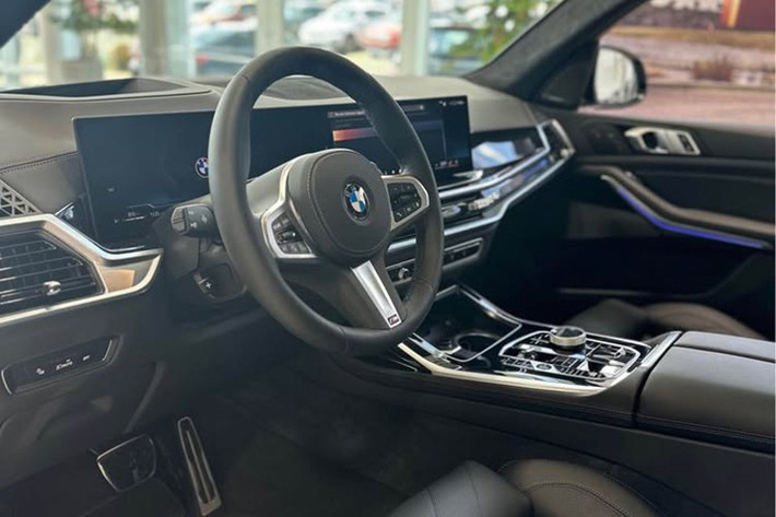 Dù chưa có thông tin chính thức về bản nâng cấp, các đại lý hiện đang đẩy mạnh ưu đãi cho BMW X7. Theo đó, giá bán thực tế của bản M Sport sau ưu đãi chỉ còn 4,749 tỷ đồng, thấp hơn gần 800 triệu đồng so với giá niêm yết 5,549 tỷ đồng. Còn bản Pure Excellence vẫn được niêm yết ở mức 6,369 tỷ đồng.