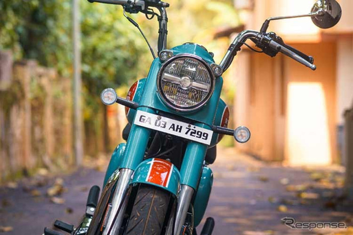 Những mẫu xe của Royal Enfield có điểm chung là thiết kế không cầu kỳ, trang bị vừa đủ và lấy ưu điểm giá bán dễ tiếp cận để thu hút khách. Xe vẫn dùng đèn pha và xi-nhan halogen thay vì loại LED như hầu hết xe máy, môtô trên thị trường.