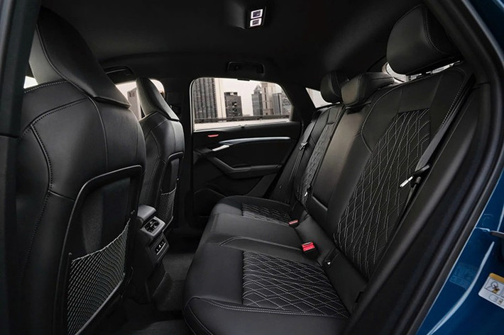 Bên cạnh là màn hình giải trí 10,9 inch dành cho hành khách phía trước với công nghệ màn chắn, cho phép xem phim mà không gây xao nhãng cho người lái. Màn hình hiển thị thông tin kính lái HUD và hệ thống âm thanh Bang &amp; Olufsen cao cấp 22 loa cũng xuất hiện trong xe.