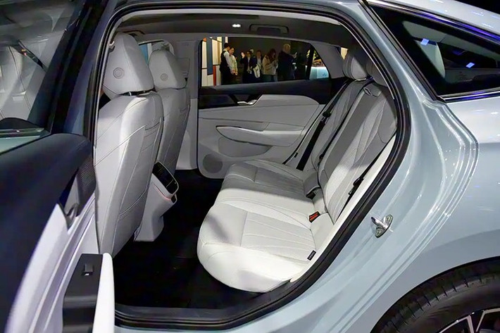 Pin của mẫu sedan này này với dung lượng 22 kWh, cho phép xe chạy hơn 150 km mà không tốn 1 giọt xăng, theo tiêu chuẩn CLTC. Tổng phạm vi hoạt động kết hợp của Volkswagen Passat ePro đạt 1.300 km.