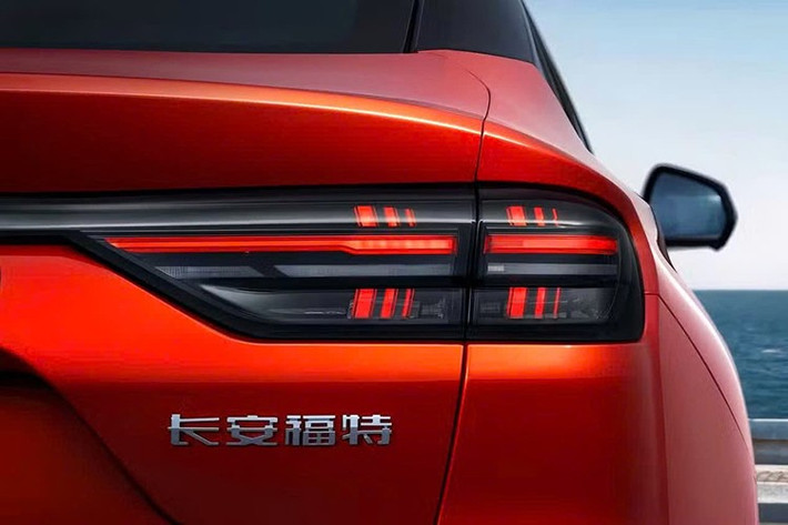 Điểm nhấn thị giác đáng chú ý nhất tập trung vào phần đầu và đuôi xe. Cụm đèn pha mới của Ford Modeo 2026 được tạo hình gọn gàng hơn, bao quanh bởi đồ họa LED hiện đại, mang lại vẻ ngoài mạnh mẽ và gợi nhớ nhiều đến phong cách của một chiếc Mustang bốn cửa.