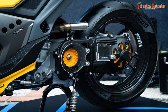 Yamaha NVX 155 2025 sỏ hữu khối động cơ Blue Core 155cc, làm mát bằng dung dịch, 4 van, công nghệ VVA cho công suất tối đa 15,3 mã lực tại 8.000 vòng/phút và mô-men xoắn cực đại 14,2 Nm tại 6.500 vòng/phút. Mức tiêu thụ nhiên liệu theo công bố của hãng đạt 2,21 lít/100 km.