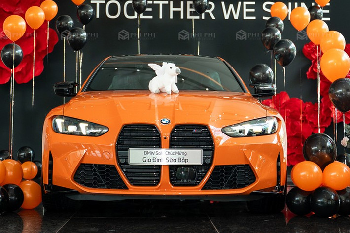 Khách hàng có thể chi thêm tiền cho gói phụ kiện ngoại thất M Carbon để bổ sung những trang bị bằng chất liệu CFRP cho xe như cánh gió đuôi, bộ khuếch tán gió hay vỏ gương ngoại thất. Xe được trang bị vành 19 inch trước và 20 inch sau với chấu đánh bóng nhằm nhấn mạnh kích thước mâm.