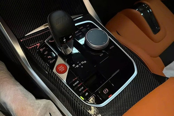 Nhờ động cơ mạnh hơn trước, BMW M4 bản mới có thể tăng tốc từ vị trí xuất phát lên 96 km/h trong thời gian chỉ 3,8 giây trước khi đạt vận tốc tối đa 290 km/h nếu đi kèm gói M Driver’s Package.