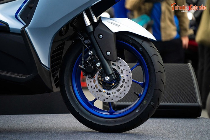 Bánh trước và sau dùng chung mâm 3 chấu kép đường kính 14 inch. Lốp trước thông số 110/80, còn lốp sau to bản có thông số 140/70. Về tiện nghi và an toàn, xe được tích hợp hệ thống chống bó cứng phanh ABS, kiểm soát lực kéo TCS, tín hiệu dừng khẩn cấp,...