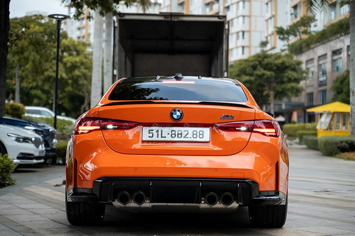 Cản sau của chiếc xe thể taho hiệu năng cao nhà BMW này còn được tích hợp bộ khuếch tán gió màu đen và hệ thống xả thể thao với 4 ống xả. Những trang bị ngoại thất đáng chú ý khác của xe bao gồm đèn pha LED, nóc bằng nhựa gia cố sợi carbon CFRP và vỏ đèn hậu màu tối.