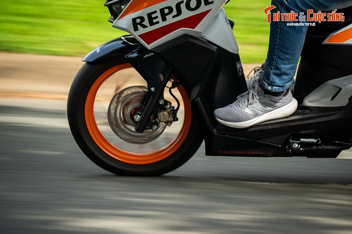 Xe dùng hộp số vô cấp CVT và trang bị phanh đĩa trên cả hai bánh, trong đó bánh trước tích hợp hệ thống chống bó cứng phanh ABS.