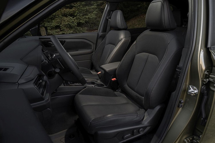 Không chỉ ngoại hình, không gian nội thất của Forester thế hệ mới tại thị trường quốc tế cũng được nâng cấp đáng kể. Subaru cung cấp cho xe nhiều phụ kiện lắp tại đại lý như bàn đạp nhôm...