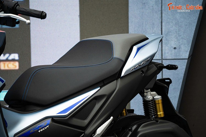 Nút Shift trên cùm công tắc bên trái cho phép NVX 155 mới "giảm số" khi muốn vượt xe nhanh, hoặc kích hoạt phanh động cơ để hỗ trợ xuống dốc và trong trường hợp cần phanh gấp.