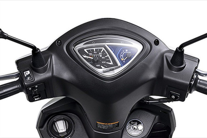 Yamaha Jog 125 2025 thuộc hàng siêu nhẹ so với các mẫu tay ga cùng dung tích động cơ. Thay vì các trang bị hiện đại, các trang bị trên Yamaha Jog 125 vẫn thuộc hàng cơ bản với cụm đồng hồ analog.