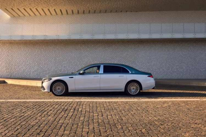 Diện mạo của mẫu xe siêu sang Mercedes-Maybach S-Class 2026 nâng cấp mới tiếp tục duy trì ngôn ngữ thiết kế lịch lãm nhưng được bổ sung các chi tiết phát sáng để tăng cường nhận diện thương hiệu.