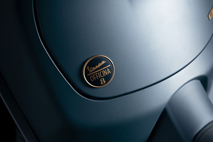 Các chi tiết bằng đồng thau xung quanh yên xe cùng logo Officina 8 giúp phiên bản này trở nên khác biệt so với các mẫu xe tay ga Nhật Bản như Honda SH.