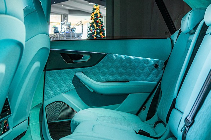 Bạn nghĩ chiếc xe này có công suất bao nhiêu? Đó là mô-men xoắn 723 pound-feet (980 Nm) và công suất 749 mã lực, đủ để khiến 3 phiên bản Lamborghini Urus phải chào thua. Ngoài công suất mạnh hơn đáng kể so với phiên bản tiêu chuẩn, chiếc Audi RS Q8 độ này còn được trang bị thêm ốp sườn, cánh gió trước mới, khe thông gió chắn bùn trước, các chi tiết trang trí trên nắp ca-pô, ốp cản sau, ốp viền cửa, ốp gương chiếu hậu mới và cánh gió sau.