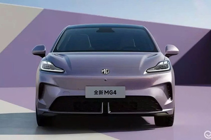 Xe đã loại bỏ các đường gân sắc nét trước đây, thay vào đó là phong cách tổng thể mềm mại hơn.Phần đầu xe với lưới tản nhiệt đóng kín được thiết kế chúi về phía trước. Hai bên là cụm đèn hình chữ "L" trong khi logo "MG" phát sáng ở giữa tăng cảm giác công nghệ cao.