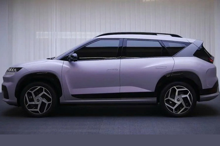 Qua những hình ảnh do hãng tung ra, có thể thấy nội thất của xe nổi bật với màn hình kép 27 inch có độ phân giải 4K và độ sáng lên đến 1000 cd/m². Vô lăng được trang bị lẫy chuyển số thể thao, cho phép người lái tùy chỉnh 4 cấp độ thu hồi năng lượng và kích hoạt chế độ lái một bàn đạp.