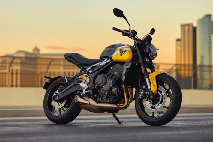 Triumph Trident 660 là mẫu naked-bike tầm trung vốn rất hút khách với động cơ mạnh mẽ và trang bị cao cấp hàng đầu. Với phiên bản 2025 vừa trình làng, xe được nâng cấp điện tử với các tính năng từng là tùy chọn trả phí.