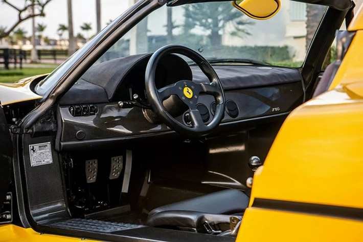 Trong khi Lauren hiếm khi chia tay một trong những chiếc ôtô quý giá của mình, ông đã bán chiếc siêu xe Ferrari F50 siêu hiếm này vào năm 2003.