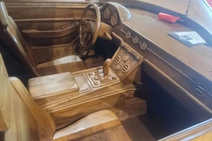 Hiện tại, chiếc Bentley gỗ đang được trưng bày tại showroom của Autosport Group ở Florida, ngay cạnh những chiếc Bentley thật. Nhiều khách tham quan không khỏi bất ngờ, thậm chí phải dừng lại lâu hơn để chiêm ngưỡng sự tinh xảo và sáng tạo của tác phẩm.