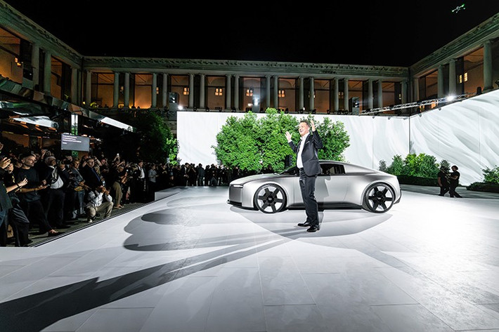 Audi đặt mục tiêu tạo nên những chiếc xe không chỉ chinh phục khách hàng bằng hiệu suất và độ sang trọng, mà còn bằng khả năng truyền cảm hứng và khẳng định dấu ấn văn hóa trong kỷ nguyên mới.