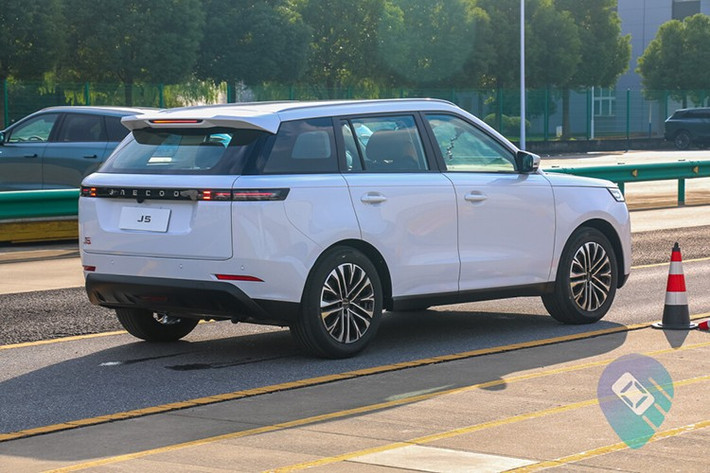 Được định vị trong phân khúc SUV cỡ B, Jaecoo J5 có kích thước dài x rộng x cao lần lượt 4.380 x 1.860 x 1.650 mm và chiều dài cơ sở 2.620 mm. So với các đối thủ, mẫu xe Trung Quốc này có kích thước nhỉnh hơn một chút.