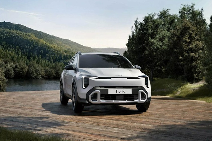 Ra mắt lần đầu vào năm 2017, Stonic là một trong những mẫu xe có tuổi đời lâu nhất trong phân khúc SUV đô thị hạng B. Sau lần nâng cấp nhẹ vào năm 2020, phiên bản 2026 được xem là đợt cải tiến lớn nhất của mẫu xe này tính đến thời điểm hiện tại, nhằm tăng sức cạnh tranh trong bối cảnh thị trường ngày càng sôi động.