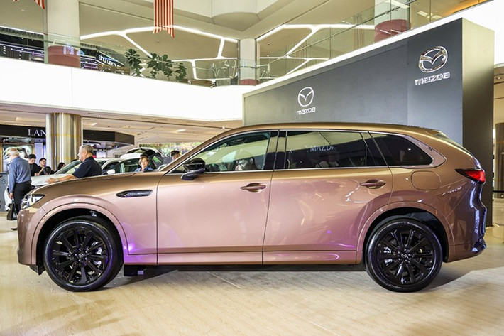 Mazda CX-80 PHEV 2025 mới được xây dựng trên nền tảng Skyactiv Multi-Solution Scalable Architecture dành cho các dòng xe cỡ lớn của Mazda, với cấu trúc dẫn động cầu sau và động cơ đặt dọc.