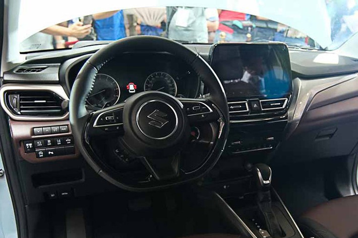 Các phiên bản SGX và GLX đi kèm màn hình giải trí trung tâm 9 inch, hỗ trợ Android Auto và Apple CarPlay, cùng hệ thống điều hòa tự động. Phiên bản tiêu chuẩn GL chỉ có màn hình 7 inch và điều hòa chỉnh cơ kỹ thuật số.