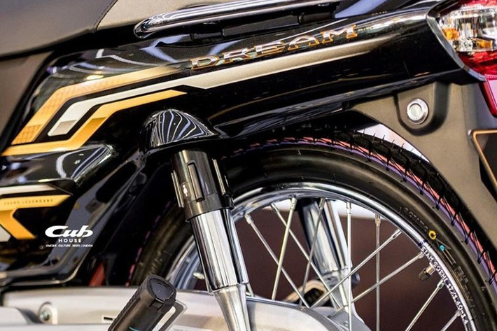 Động cơ của Honda Dream NCX 125i 2026 dung tích 125cc xy-lanh đơn, làm mát bằng không khí, tích hợp công nghệ PGM-FI, sản sinh công suất khoảng 9-10 mã lực cùng mô-men xoắn 10-11 Nm, cho khả năng vận hành mượt mà.