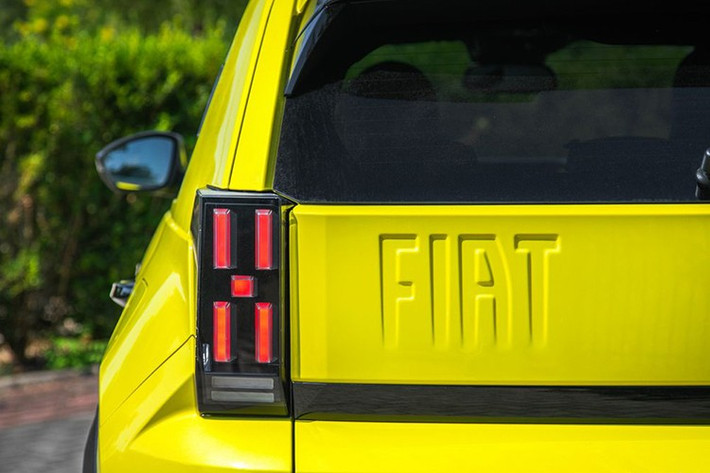 Phiên bản tầm trung Icon sở hữu tất cả những tính năng trên và được trang bị đèn LED ở cả hai đầu, màn hình cảm ứng 10,25 inch và tính năng phản chiếu điện thoại thông minh không dây.