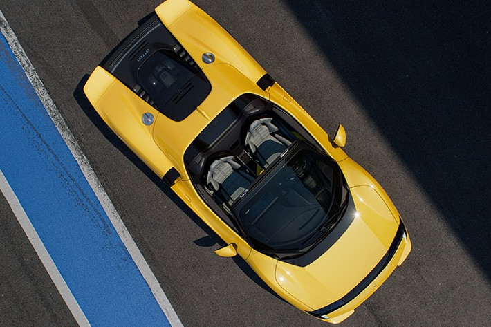 Nổi bật trong đó là bộ tăng áp mới, lớn nhất từng được sử dụng trên một mẫu xe thương mại của Ferrari – cho khả năng tăng tốc chưa từng có. Hệ thống hybrid gồm một động cơ điện phía sau và hai động cơ đặt trên trục trước, cung cấp thêm 216 mã lực (220 cv), kết hợp cùng hệ dẫn động bốn bánh chủ động và hệ thống phân bổ lực kéo thông minh (torque vectoring), tối ưu hiệu năng trong mọi điều kiện vận hành.