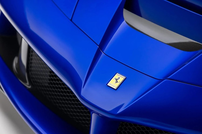 Trên thế giới, chỉ có 3 chiếc LaFerrari mang màu xanh Blu Elettrico và đây là chiếc duy nhất theo tiêu chuẩn Mỹ có màu sơn đặc biệt này.