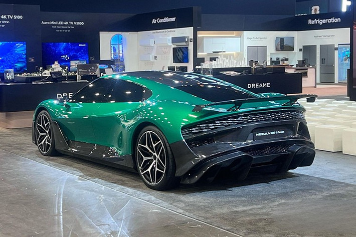 Dreame Nebula 1 hiện vẫn chỉ là xe concept, thậm chí còn chưa có nội thất, nên rất nhiều chi tiết có thể sẽ thay đổi trước khi bước vào giai đoạn sản xuất đại trà vào cuối năm nay. Dẫu vậy, nếu xe vận hành tốt như vẻ ngoài và được định giá tương đương Xiaomi SU7 Ultra thì Porsche Taycan có lẽ sẽ còn đối mặt với nhiều khó khăn hơn nữa.