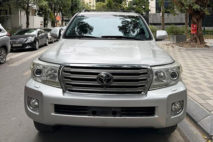 Khối động cơ này đi kèm hộp số 6 cấp, cùng công nghệ điều khiển van biến thiên thông minh VVT-i kép trên cả van nạp và van xả, cùng với hệ thống nạp biến thiên ACIS giúp tối ưu mô-men xoắn trên toàn dải vòng tua. Ngoài ra, két làm mát dầu bằng nước hỗ trợ kiểm soát nhiệt độ động cơ khi vận hành nặng hoặc kéo rơ-moóc.