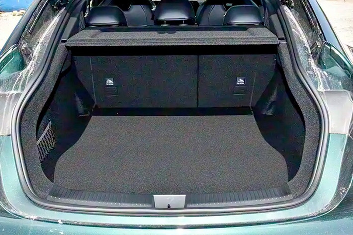 Hệ thống tự lái thông minh này cung cấp 22 chức năng hỗ trợ lái cấp cao, bao gồm ISC (hệ thống kiểm soát hành trình thông minh), ALC (hỗ trợ chuyển làn thông minh), ACC (ga tự động thích ứng) và AEB (phanh khẩn cấp tự động).