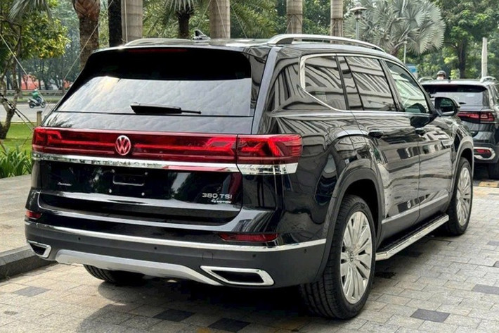 Volkswagen Teramont President ra mắt thị trường Việt từ tháng 10/2024. Xe sở hữu thiết kế tương tự các phiên bản khác của dòng xe này. Điểm nổi bật ở phần đầu xe gây ấn tượng với cụm đèn LED ma trận 2 tầng cùng 4 chế độ chiếu sáng khá tương đồng với Teramont X.