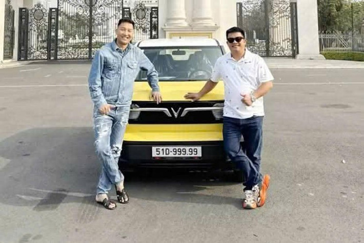 Thời điểm tháng 1/2025, Huấn “Hoa Hồng” – một dân chơi xe nổi tiếng thường xuyên khoe thú vui biển số đẹp chia sẻ hình ảnh chụp cạnh chiếc VinFast VF3 gắn biển số 51D-999.99 khiến dân mạng “phát sốt”. Số tiền mua biển số này cao gấp 17,2 lần giá trị chiếc VinFast VF3 phiên bản thuê pin (240 triệu đồng) và 12,9 lần giá phiên bản mua kèm pin (322 triệu đồng).