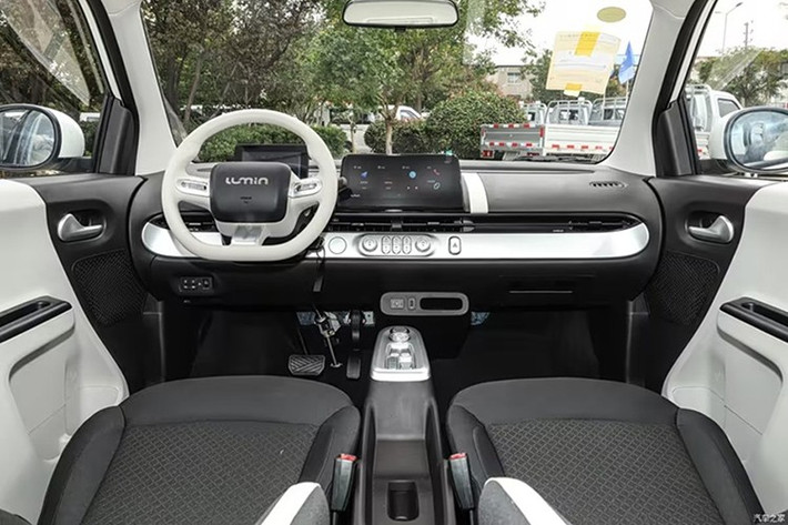 Nội thất xe được phối hai tông màu đen - trắng, tạo nên không gian trẻ trung và thanh lịch. Màn hình trung tâm được nâng cấp với giao diện mới, hỗ trợ điều khiển bằng giọng nói, kết nối điện thoại thông minh và dẫn đường theo làn đường - những tính năng hiếm thấy trên các mẫu xe điện mini giá rẻ.