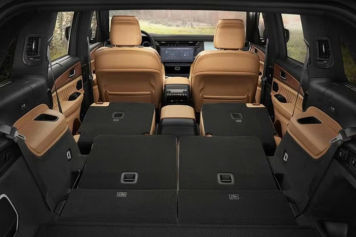 Xe có thể được trang bị ghế da Nappa hoặc Palermo, cũng như ghế trước có chức năng sưởi ấm, thông gió và mát-xa. Những người đam mê âm thanh cũng có thể lựa chọn hệ thống âm thanh McIntosh 19 loa.