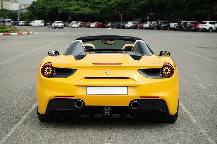 Ngoại thất của chiếc siêu xe mui trần Ferrari 488 Spider của một đại gia Hà Nội này hiện mang màu vàng với nhiều điểm nhấn tương phản màu đen nhưng nguyên bản thì xe có màu xanh dương, và nội thất màu kem.