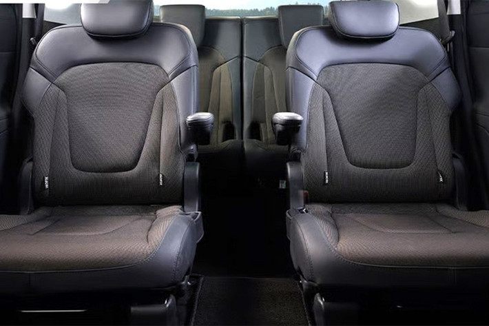 Đáng chú ý, các phiên bản cao cấp được trang bị gói công nghệ an toàn chủ động Hyundai SmartSense, bao gồm các tính năng như hỗ trợ tránh va chạm điểm mù, cảnh báo va chạm phía trước, cảnh báo phương tiện cắt ngang phía sau, hỗ trợ giữ làn đường, cảnh báo mất tập trung cho người lái và hệ thống kiểm soát hành trình thông minh tích hợp chức năng dừng và khởi động lại (Stop & Go).