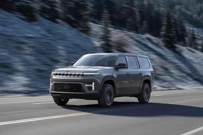 Khi Cadillac Escalade và Lincoln Navigator ra đời từ năm 1963, Jeep Grand Wagoneer đã thống trị tuyệt đối trong phân khúc SUV hạng sang cỡ lớn. Với lịch sử này và sự thúc đẩy của Jeep, Stellantis đã nghĩ rằng hãng sẽ thành công với Jeep Wagoneer thế hệ mới khi đưa mẫu xe này trở lại vào năm 2021.