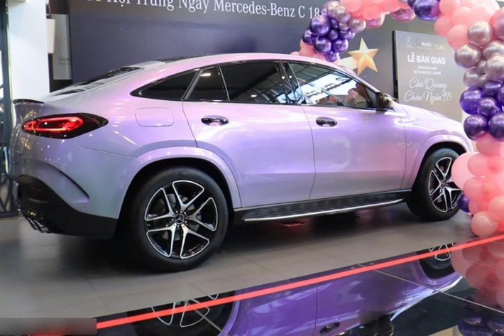 Mercedes-AMG GLE 53 4Matic+ Coupe được trang bị động cơ 6 xi-lanh thẳng hàng, sản sinh công suất tối đa 435 mã lực và mô-men xoắn cực đại lên tới 520 Nm. Không chỉ vậy, khối động cơ này còn được tích hợp công nghệ EQ Boost gồm 1 mô-tơ điện và 1 máy phát điện, được đặt giữa động cơ và hộp số, cung cấp thêm cho xe 22 mã lực và 250 Nm.