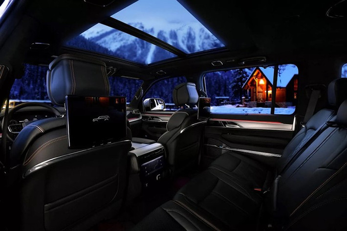 Đáng chú ý nhất là một phiên bản hybrid mở rộng phạm vi hoàn toàn mới, được gọi là Grand Wagoneer REEV.