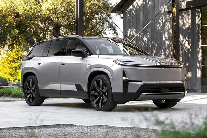 Tại thị trường Mỹ, Toyota Highlander EV có 4 phiên bản gồm XLE FWD 77 kWh, XLE AWD 77 kWh, XLE AWD 95,8 kWh và Limited AWD 95,8 kWh. Xe dự kiến bắt đầu bàn giao vào cuối năm 2026.