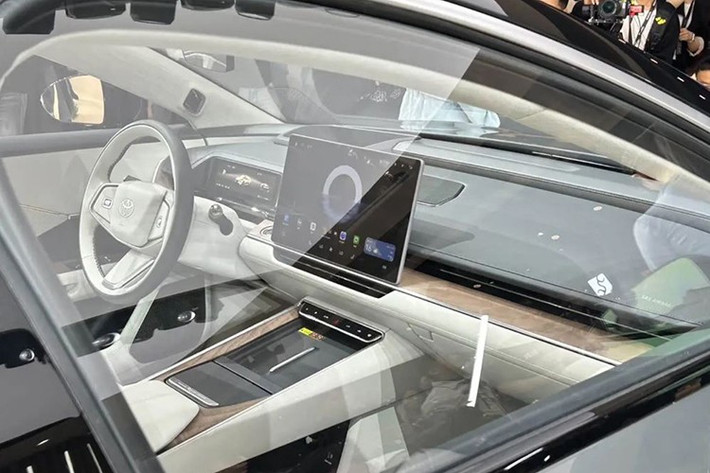 Với kích thước lớn, không có gì bất ngờ khi mẫu xe điện nhà Toyota sở hữu không gian nội thất rộng rãi. Bên trong xe, hãng đã bố trí vô lăng 3 chấu, bảng đồng hồ dạng hình thang, màn hình cảm ứng trung tâm cỡ lớn, hệ thống đèn viền nội thất và sạc điện thoại không dây. Kích thước màn hình cũng như thông số chi tiết sẽ được công bố sau.